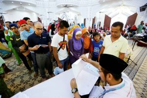 KLANG 26 MAY 2016. Seramai 794 orang penerima dalam kalangan asnaf fakir dan miskin berbaris untuk mendapatkan bantuan zakat di majlis Penyampaian Bantuan Ramadan dan Hari Raya kepada Asnaf Fakir dan Miskin Daerah Klang di Majlis Bandar Diraja Klang. Sebanyak RM563,750 diperuntukkan oleh Lembaga Zakat Selangor (LZS) bagi bantuan tersebut. NSTP/ROSLIN MAT TAHIR